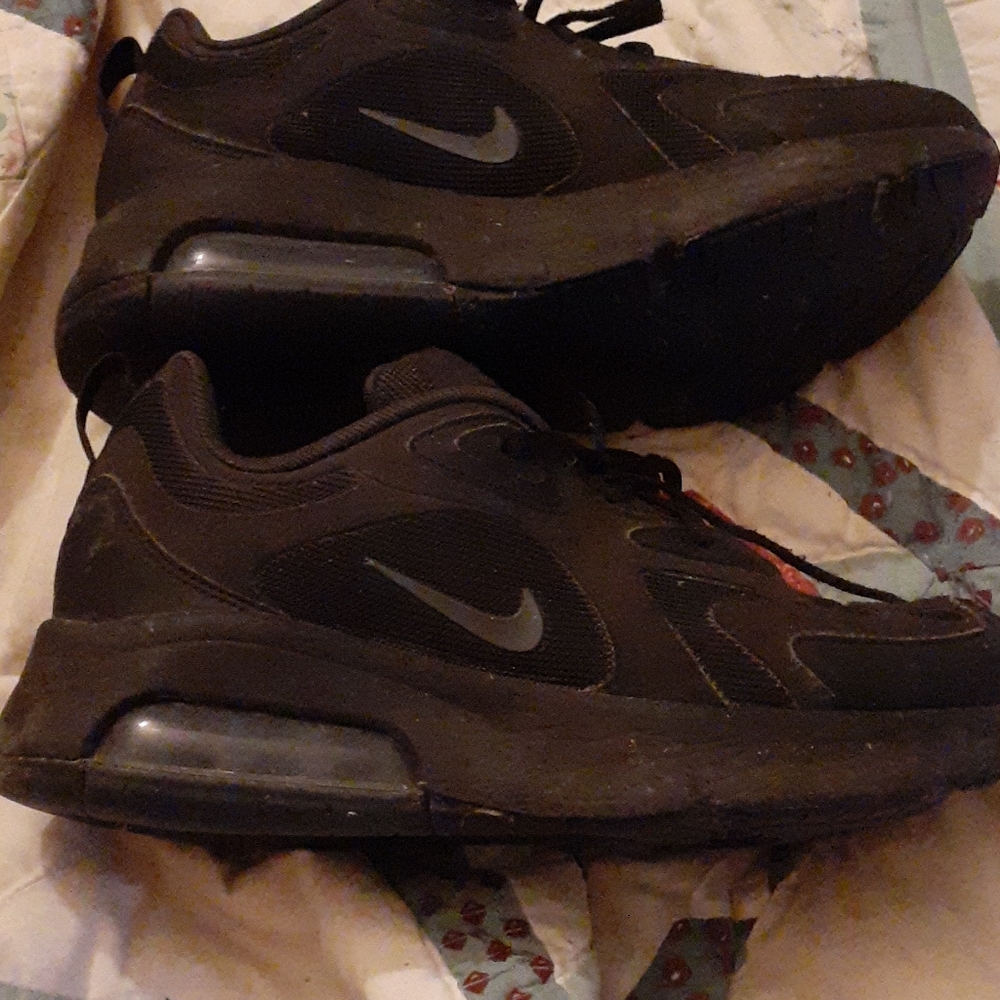 Woman"s Blsck Nike Sneakers,  Size 7